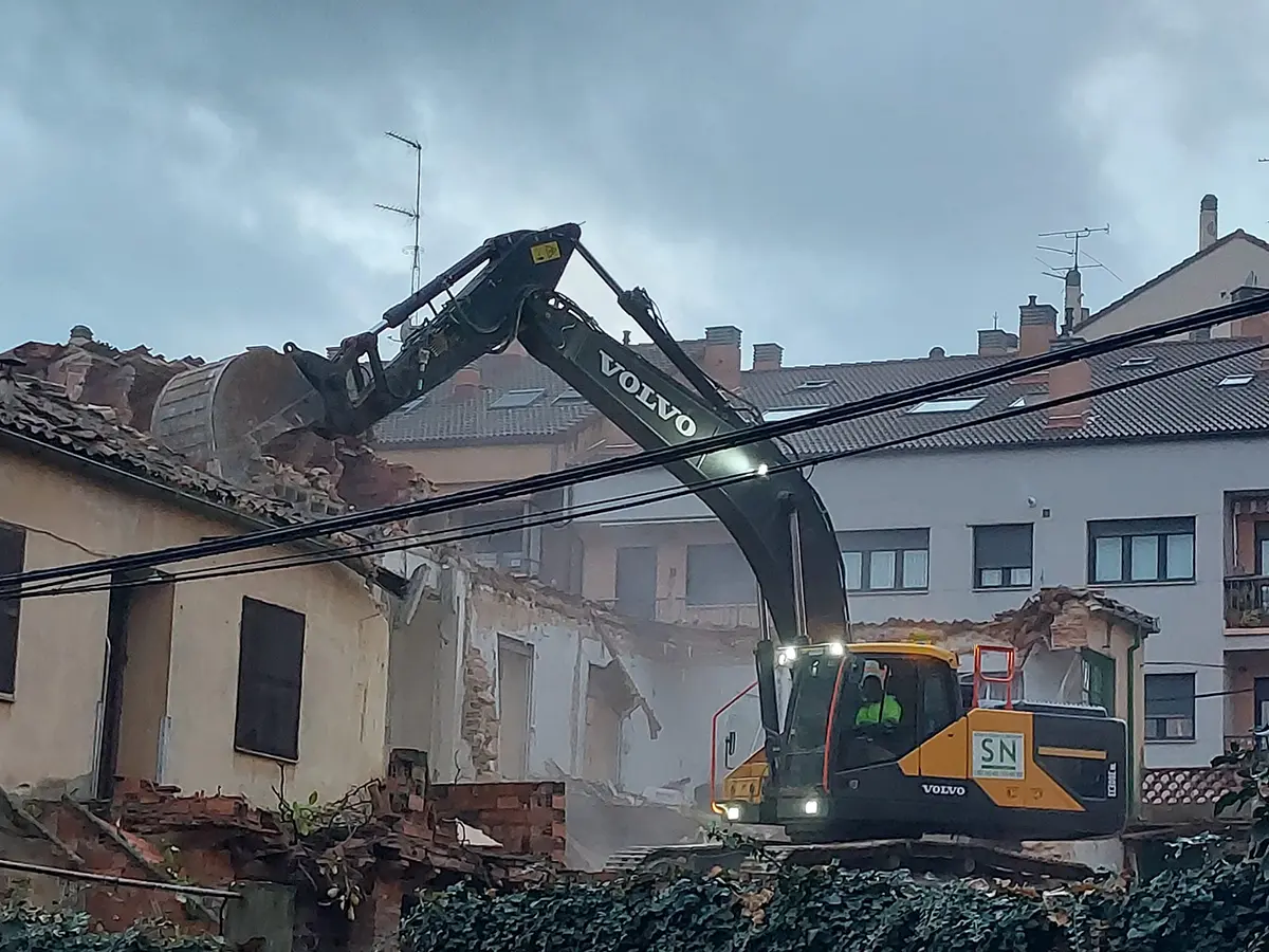 Demolición con retroexcavadora Demolición con retroexcavadora