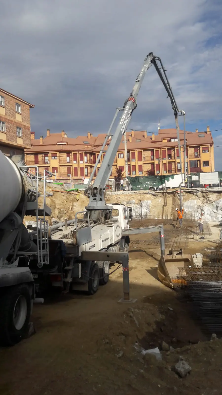 Hormigón en obra con camión de bombeo