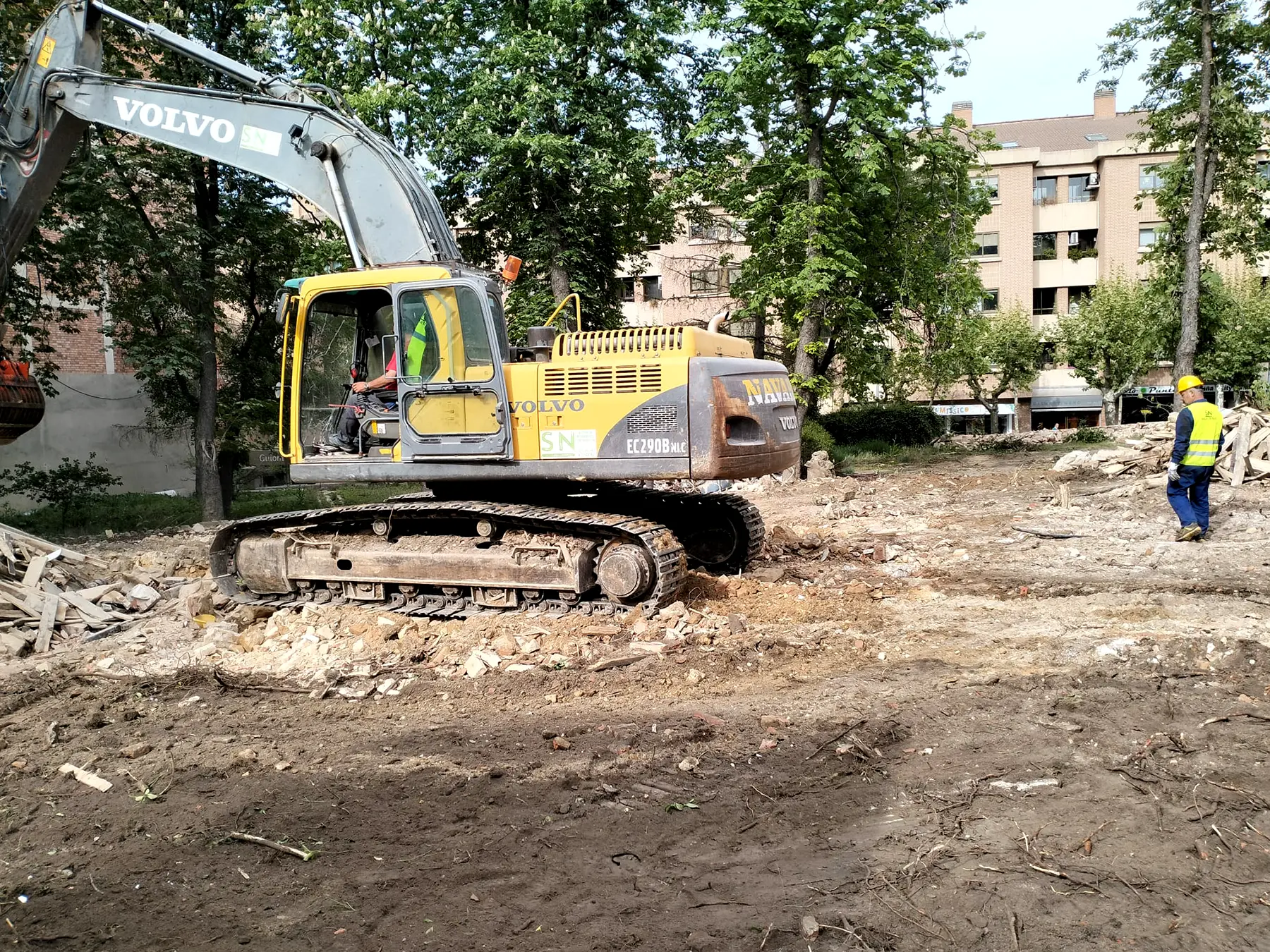 Retroexcavadora en una obra. Maquinaria para excavaciones. Navarro S SG CYL