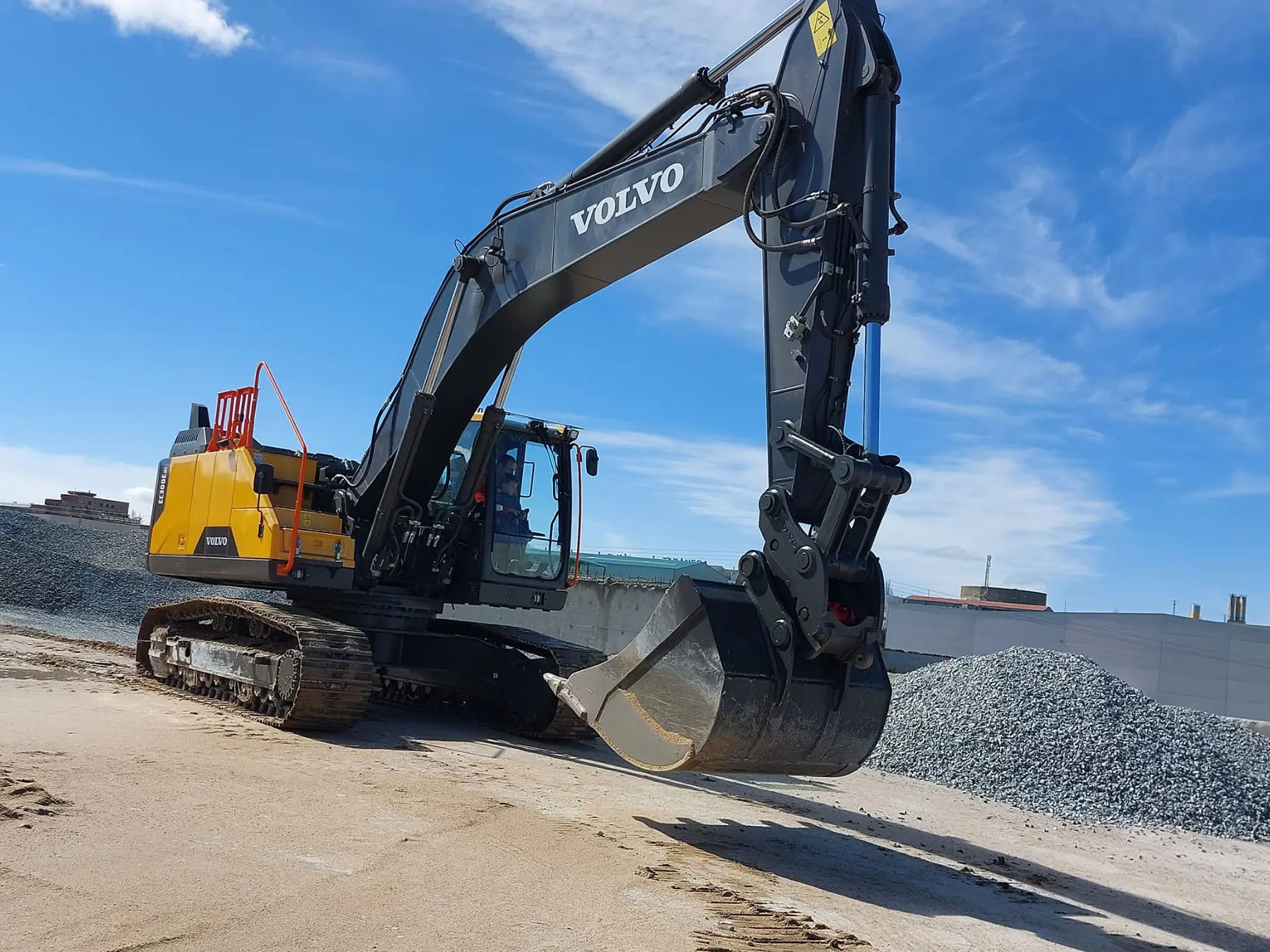 Empresa de excavaciones en Segovia. Retroexcavadora trabajando en construcción